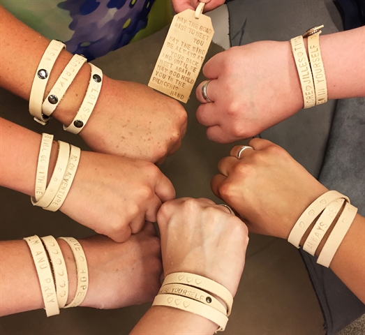 Leren tekstarmband maken